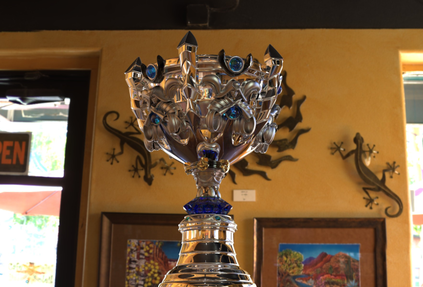 关于摩纳哥训练开放日，冲刺阶段完成体检引欢呼，社区盾在即，年轻球员得到机会的信息